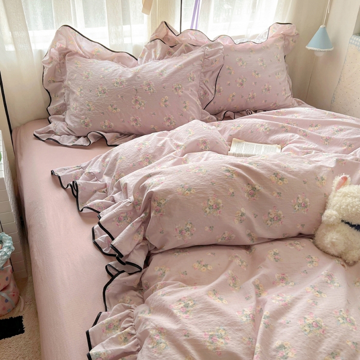 91家纺网 家纺一手货源 找家纺 繁花家居 2025春夏新款学生季韩式云感针织棉大花边木耳边四件套 山野花集