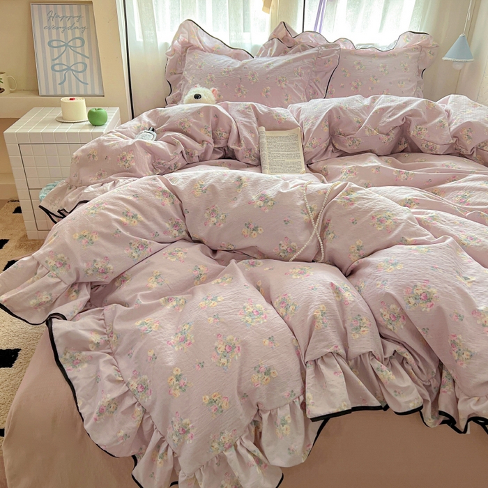 91家纺网 家纺一手货源 找家纺 繁花家居 2025春夏新款学生季韩式云感针织棉大花边木耳边四件套 山野花集