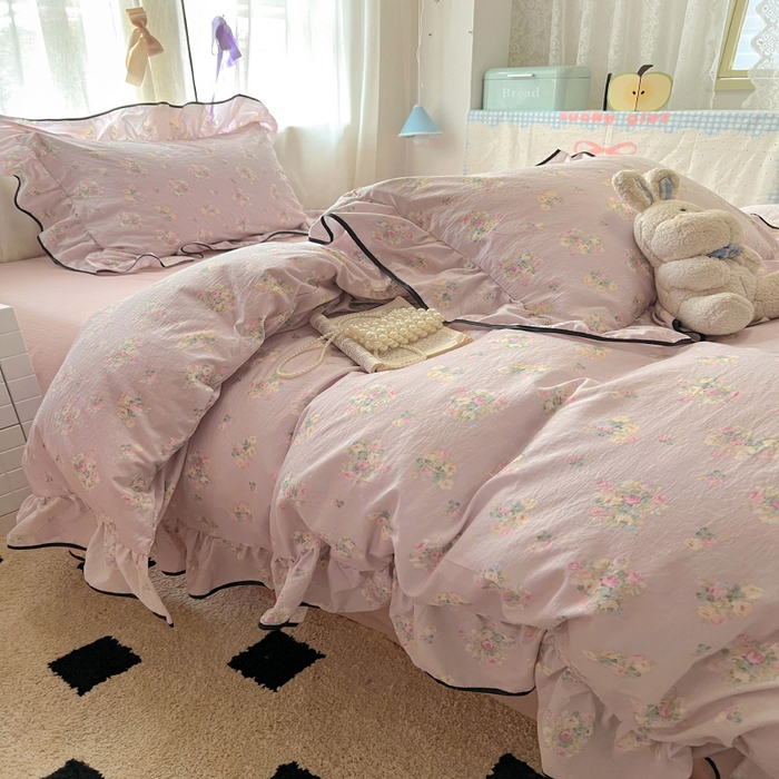 91家纺网 家纺一手货源 找家纺 繁花家居 2025春夏新款学生季韩式云感针织棉大花边木耳边四件套 山野花集