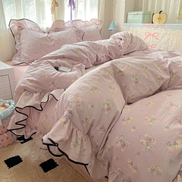 91家纺网 家纺一手货源 找家纺 繁花家居 2025春夏新款学生季韩式云感针织棉大花边木耳边四件套 山野花集