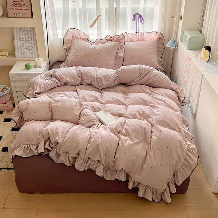 91家纺网 家纺一手货源 找家纺 繁花家居 2025春夏新款学生季韩式云感针织棉大花边木耳边四件套 一见倾心