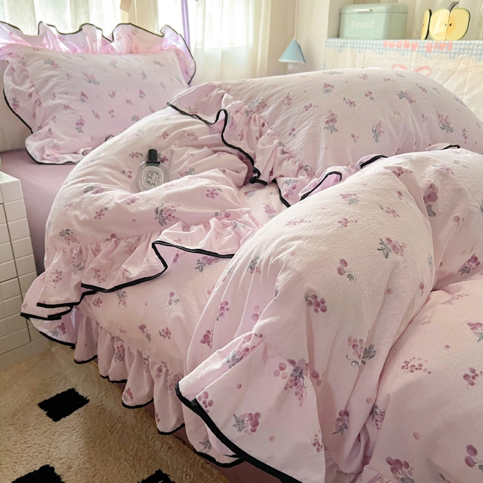 91家纺网 家纺一手货源 找家纺 繁花家居 2025春夏新款学生季韩式云感针织棉大花边木耳边四件套 紫色葡萄