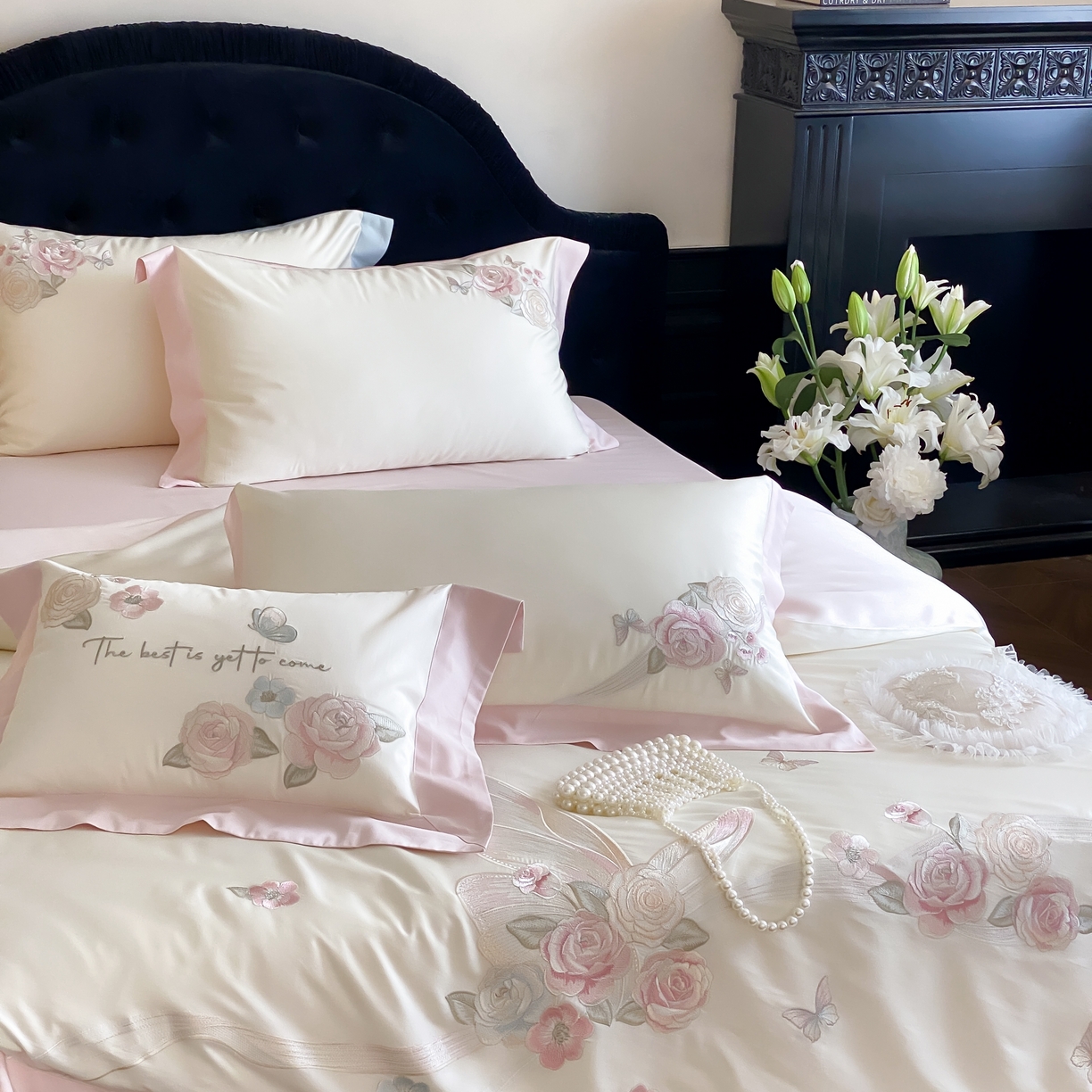 91家纺网 家纺一手货源 找家纺 佳汐蓝家纺 2025春夏新款天丝棉蝶舞繁花绣花天丝四件套 蝶舞繁花·粉