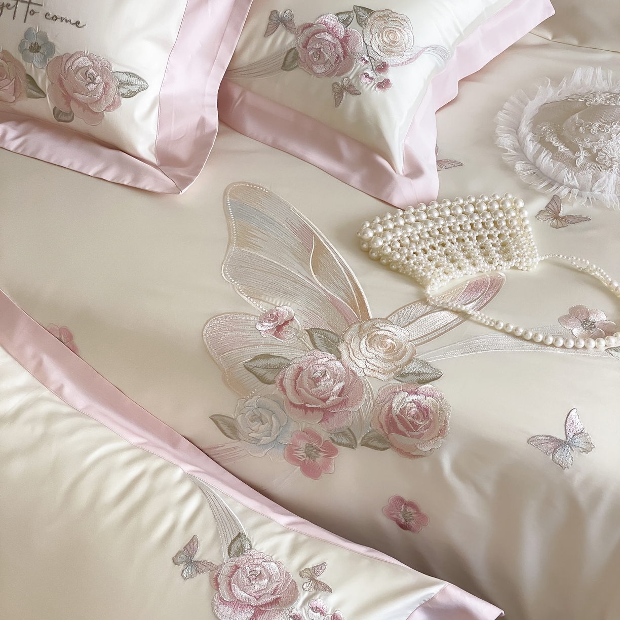 91家纺网 家纺一手货源 找家纺 佳汐蓝家纺 2025春夏新款天丝棉蝶舞繁花绣花天丝四件套 蝶舞繁花·粉