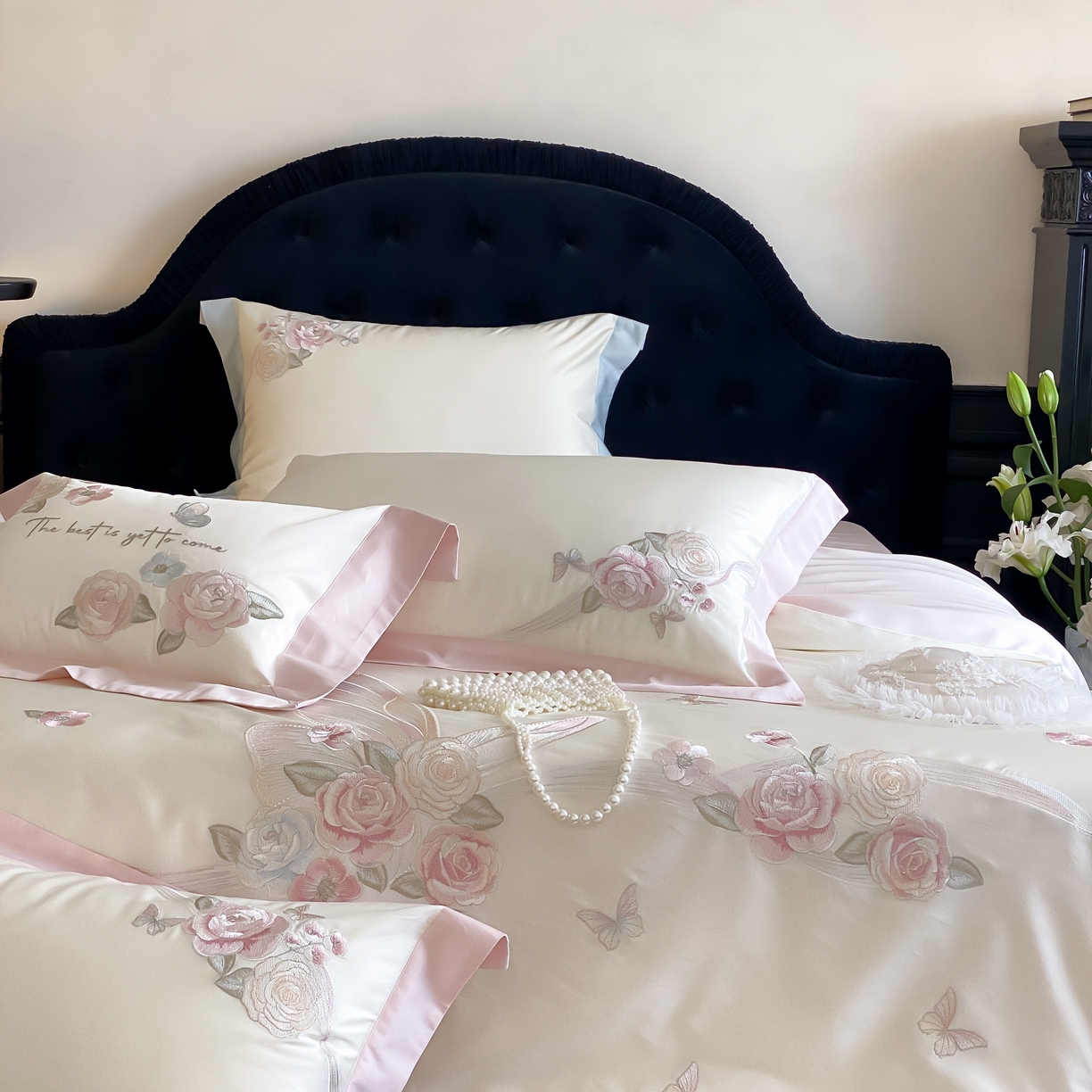 91家纺网 家纺一手货源 找家纺 佳汐蓝家纺 2025春夏新款天丝棉蝶舞繁花绣花天丝四件套 蝶舞繁花·粉