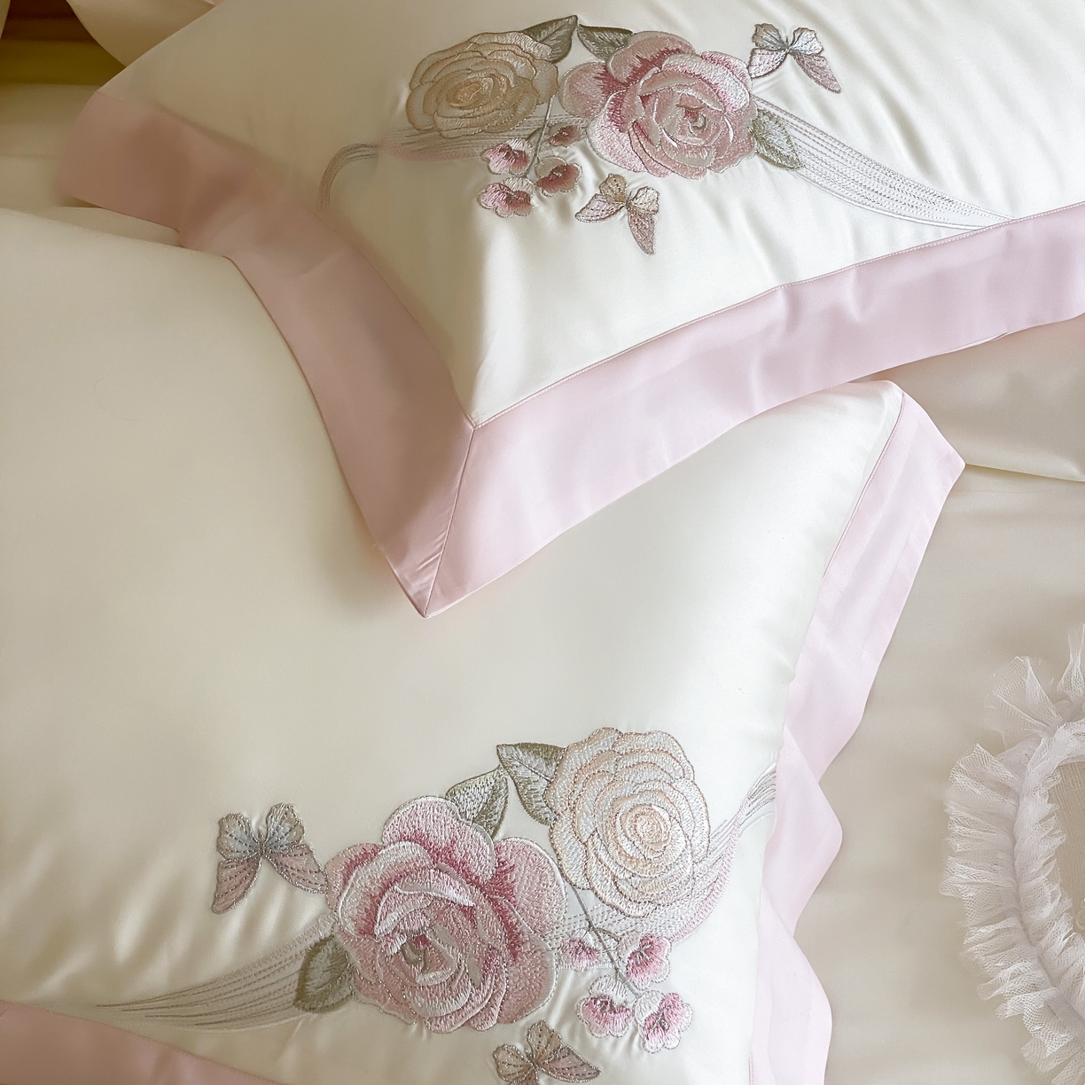 91家纺网 家纺一手货源 找家纺 佳汐蓝家纺 2025春夏新款天丝棉蝶舞繁花绣花天丝四件套 蝶舞繁花·粉