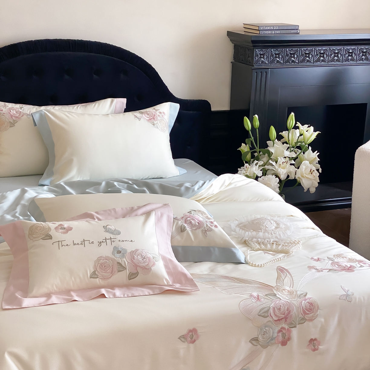 91家纺网 家纺一手货源 找家纺 佳汐蓝家纺 2025春夏新款天丝棉蝶舞繁花绣花天丝四件套 蝶舞繁花·蓝