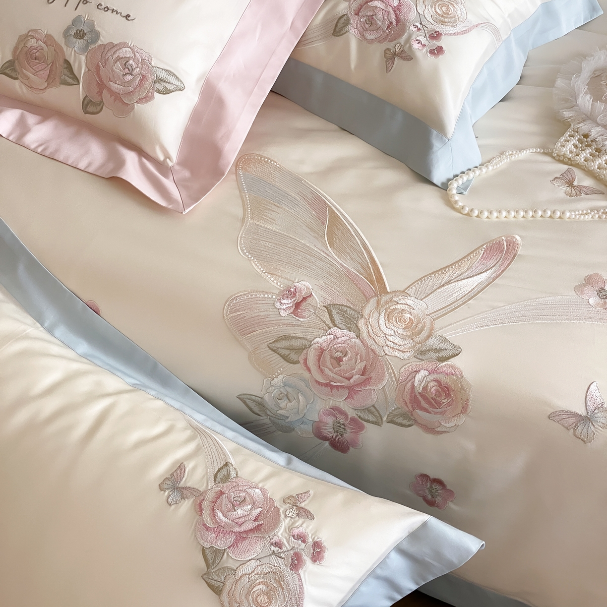 91家纺网 家纺一手货源 找家纺 佳汐蓝家纺 2025春夏新款天丝棉蝶舞繁花绣花天丝四件套 蝶舞繁花·蓝