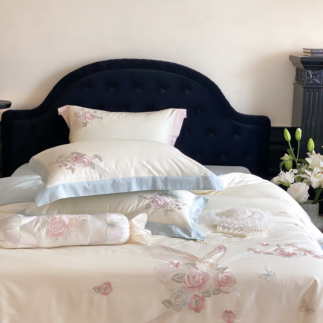 91家纺网 家纺一手货源 找家纺 佳汐蓝家纺 2025春夏新款天丝棉蝶舞繁花绣花天丝四件套 蝶舞繁花·蓝