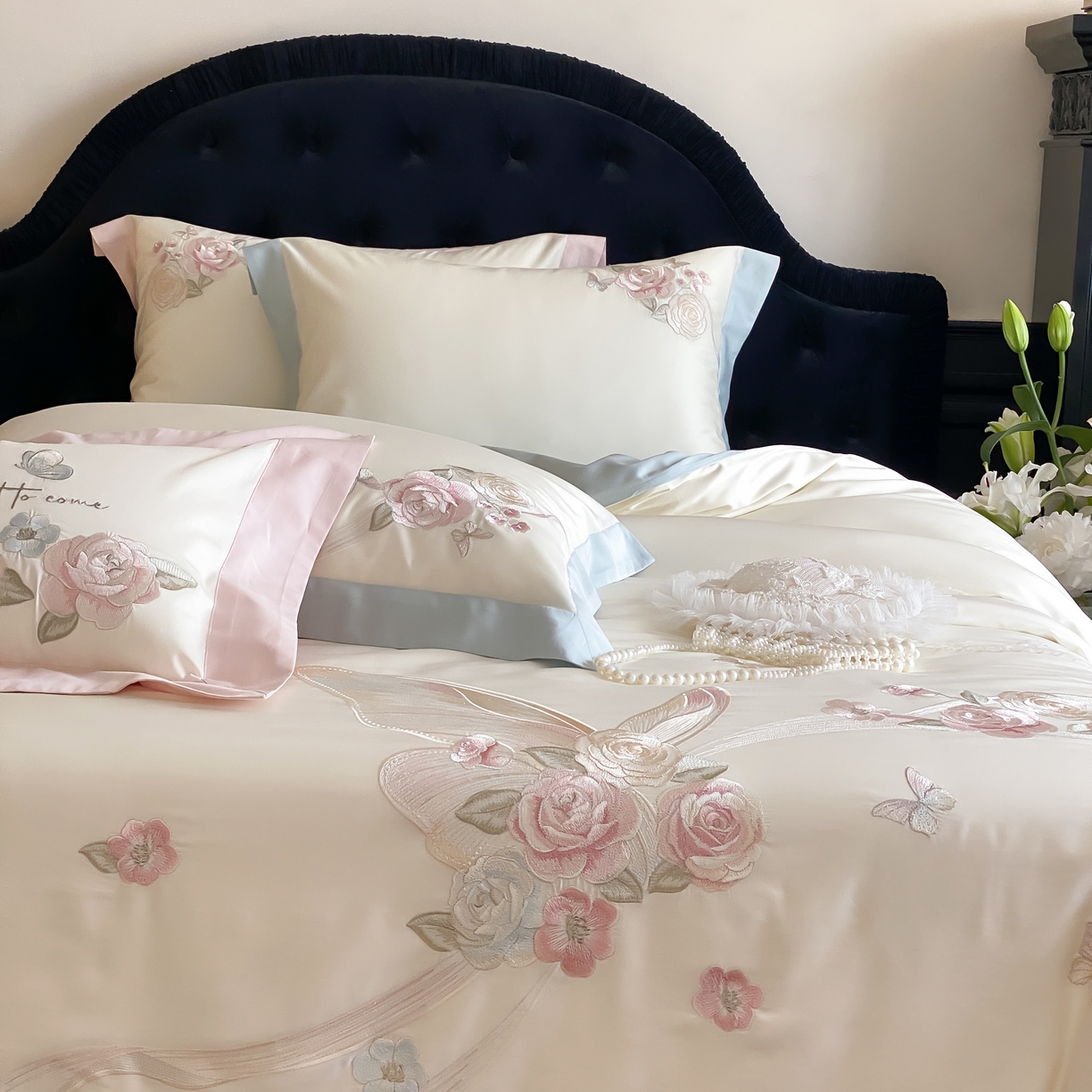 91家纺网 家纺一手货源 找家纺 佳汐蓝家纺 2025春夏新款天丝棉蝶舞繁花绣花天丝四件套 蝶舞繁花·蓝