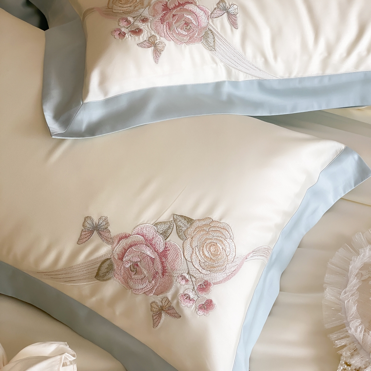 91家纺网 家纺一手货源 找家纺 佳汐蓝家纺 2025春夏新款天丝棉蝶舞繁花绣花天丝四件套 蝶舞繁花·蓝