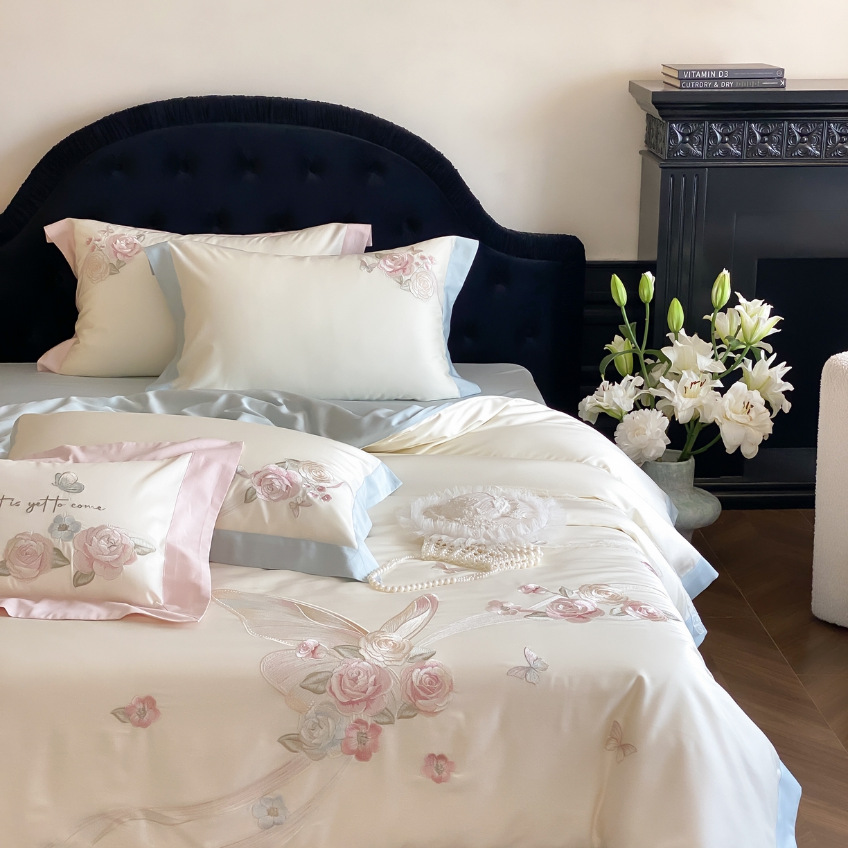 91家纺网 家纺一手货源 找家纺 佳汐蓝家纺 2025春夏新款天丝棉蝶舞繁花绣花天丝四件套 蝶舞繁花·蓝