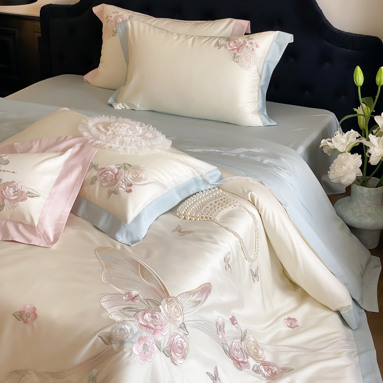 91家纺网 家纺一手货源 找家纺 佳汐蓝家纺 2025春夏新款天丝棉蝶舞繁花绣花天丝四件套 蝶舞繁花·蓝