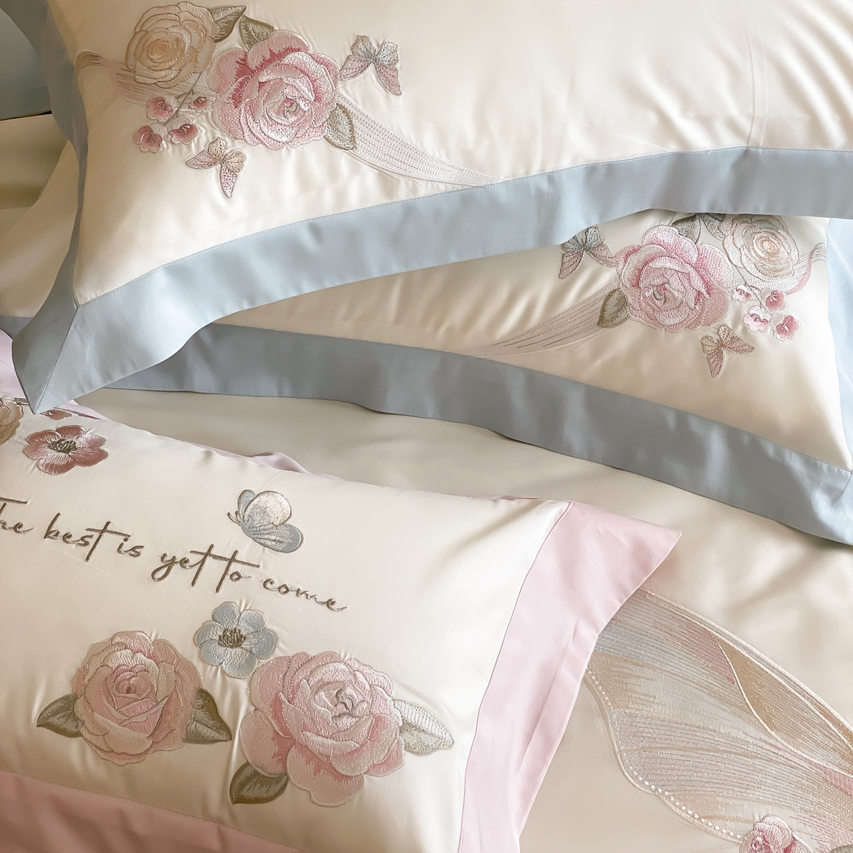 91家纺网 家纺一手货源 找家纺 佳汐蓝家纺 2025春夏新款天丝棉蝶舞繁花绣花天丝四件套 蝶舞繁花·蓝