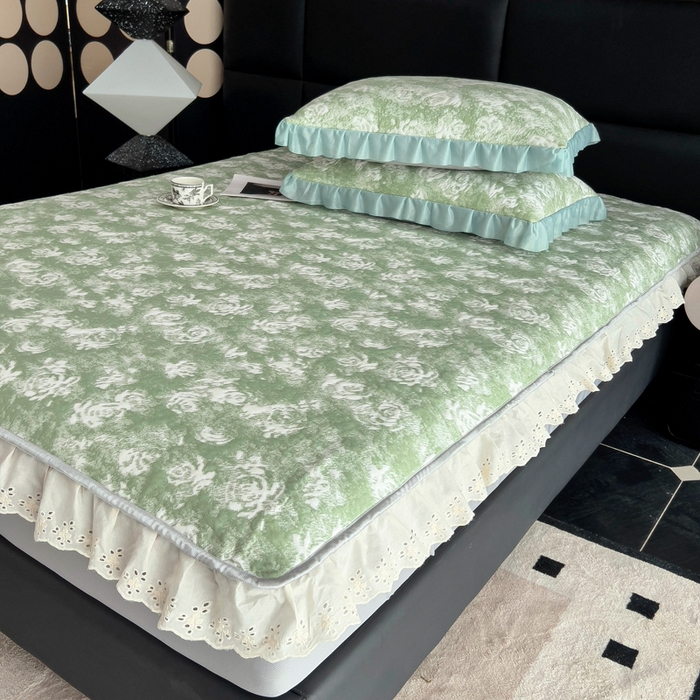 91家纺网 家纺一手货源 找家纺 情煊家纺 2025新款PE高分子凉感丝凉席-花边款 花边款-玫瑰-绿色