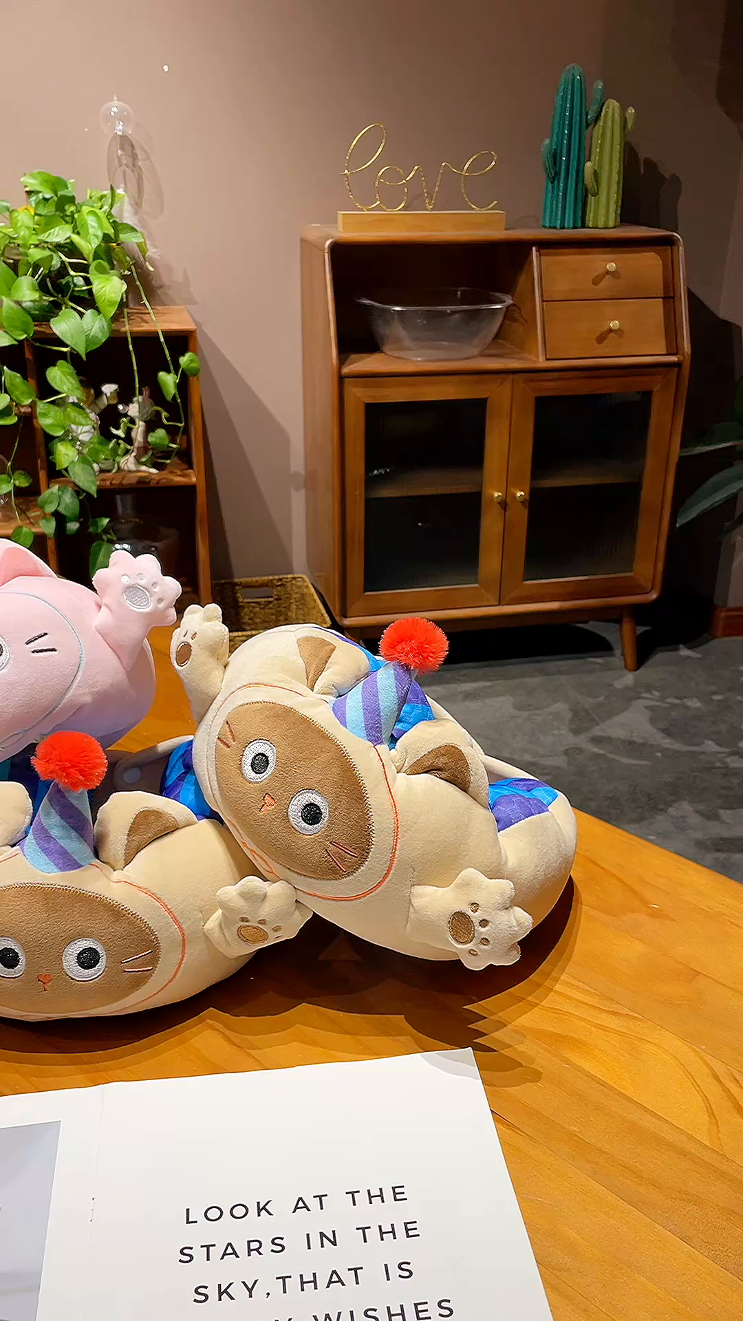 91家纺网 家纺一手货源 找家纺 仟亿莱2025新款小手打开冰豆豆毛毛虫U枕 冰豆豆毛毛虫粉猫1