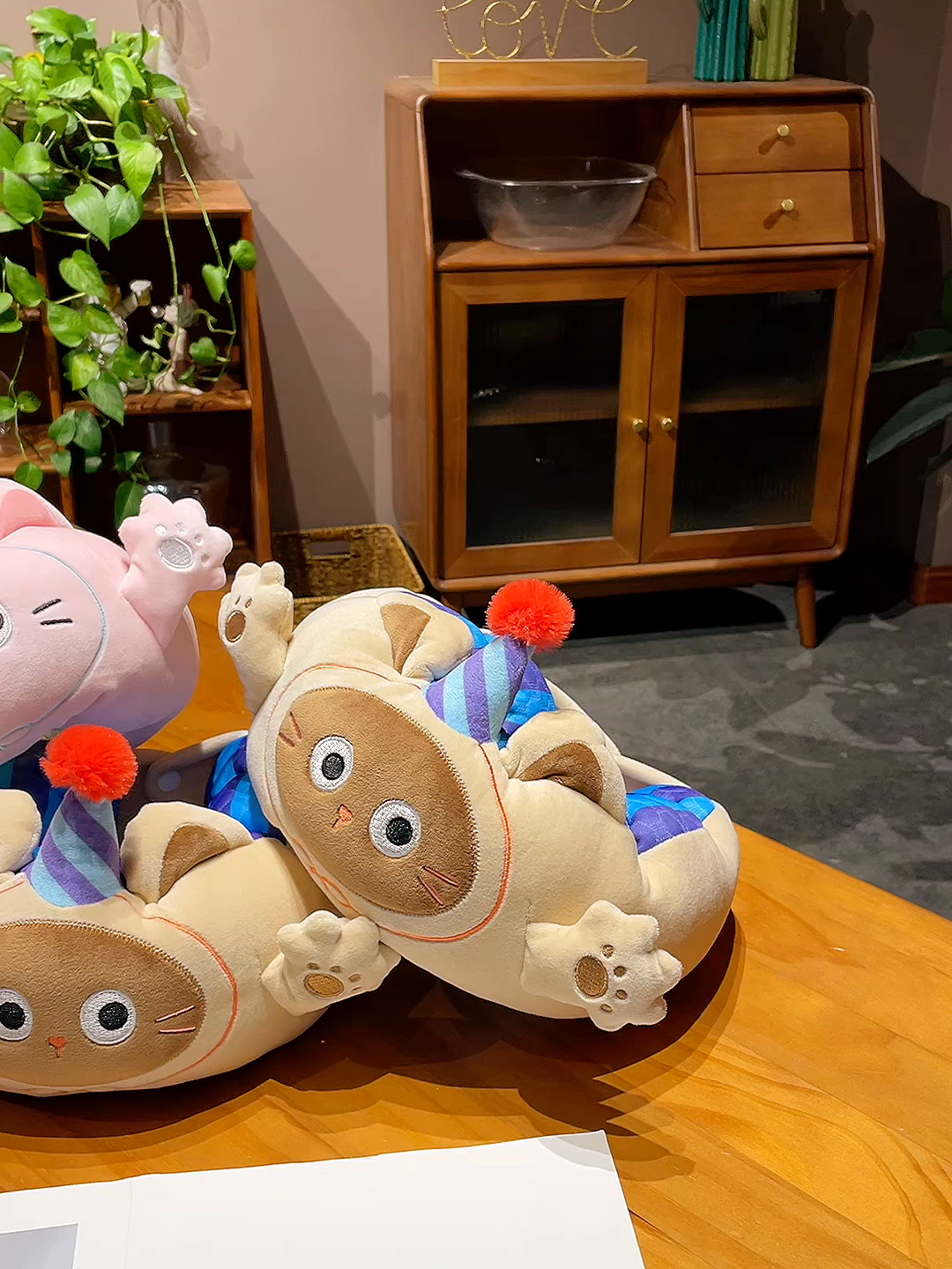 91家纺网 家纺一手货源 找家纺 仟亿莱2025新款小手打开冰豆豆毛毛虫U枕 冰豆豆毛毛虫粉猫-2