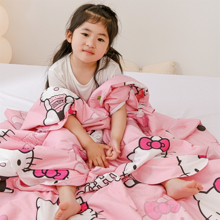 91家纺网 家纺一手货源 找家纺 名兮家居 2025新款正版授权全棉儿童护肚防踢盖毯 防踢被-爱心kt