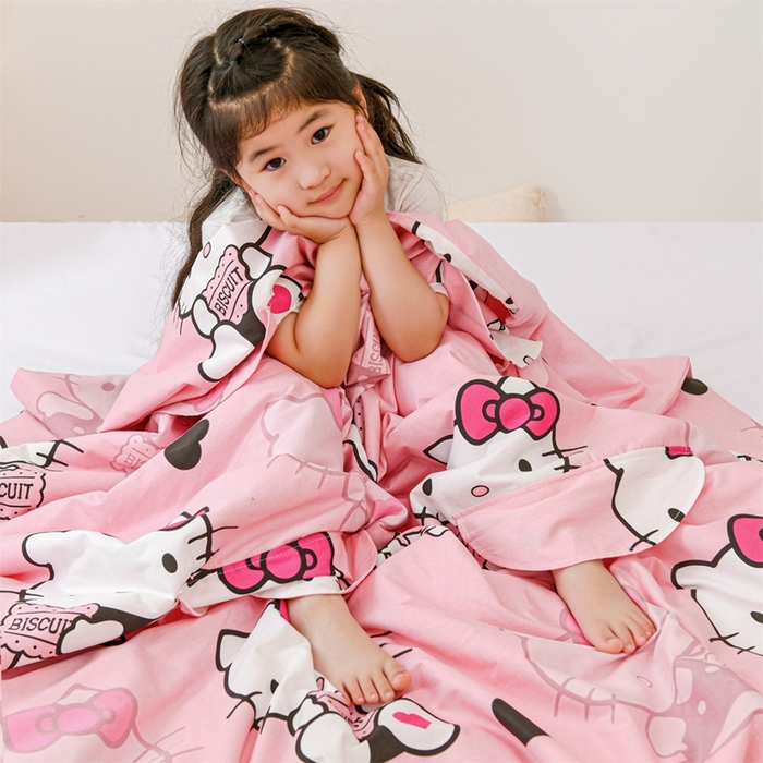 91家纺网 家纺一手货源 找家纺 名兮家居 2025新款正版授权全棉儿童护肚防踢盖毯 防踢被-爱心kt