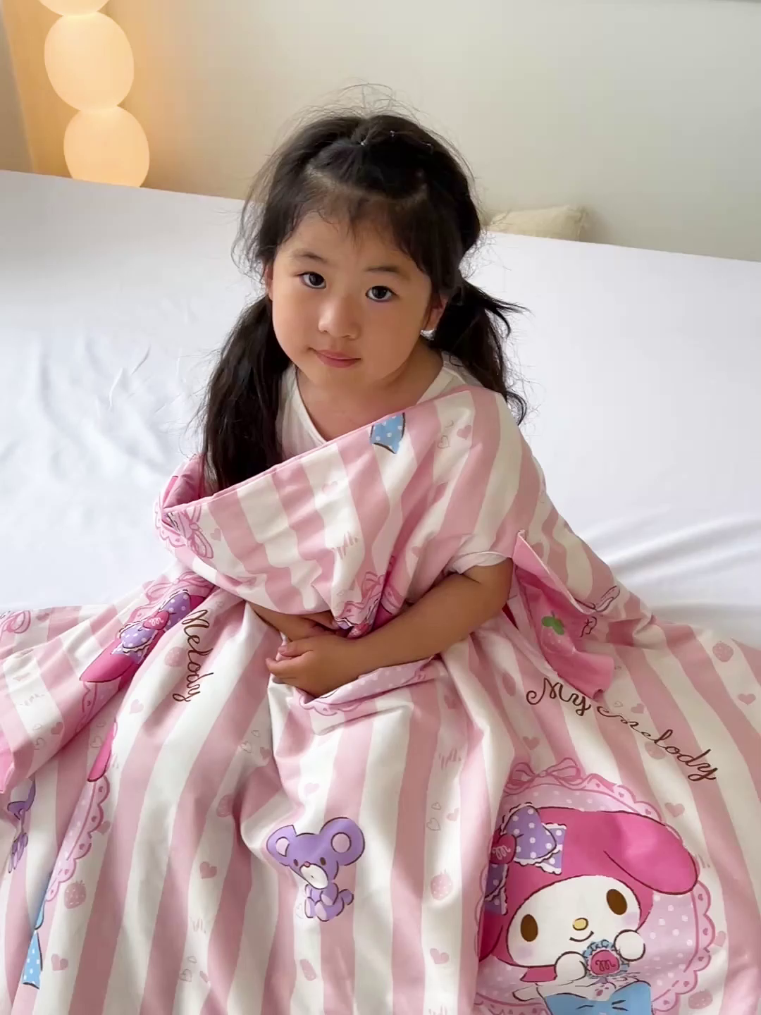 91家纺网 家纺一手货源 找家纺 名兮家居 2025新款正版授权全棉儿童护肚防踢盖毯 防踢被-竖条美乐蒂