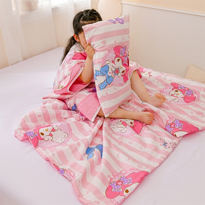 91家纺网 家纺一手货源 找家纺 名兮家居 2025新款正版授权全棉儿童护肚防踢盖毯 防踢被-竖条美乐蒂