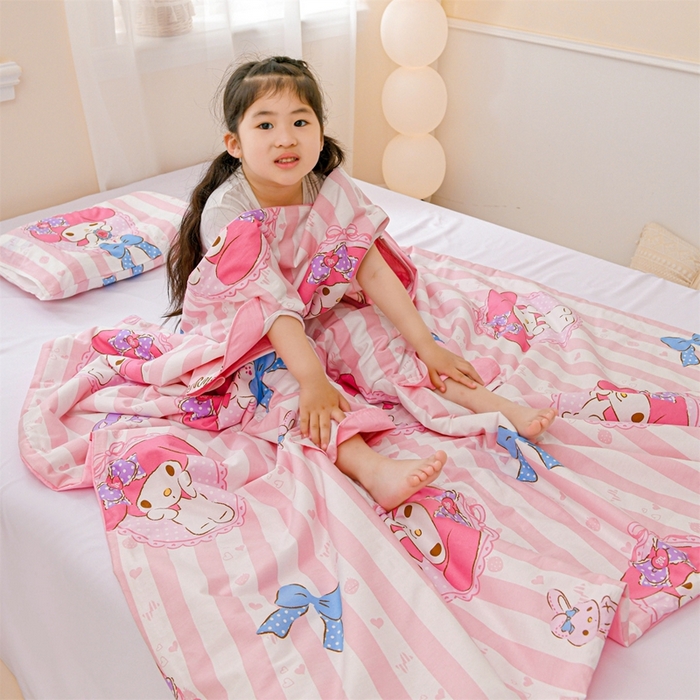 91家纺网 家纺一手货源 找家纺 名兮家居 2025新款正版授权全棉儿童护肚防踢盖毯 防踢被-竖条美乐蒂