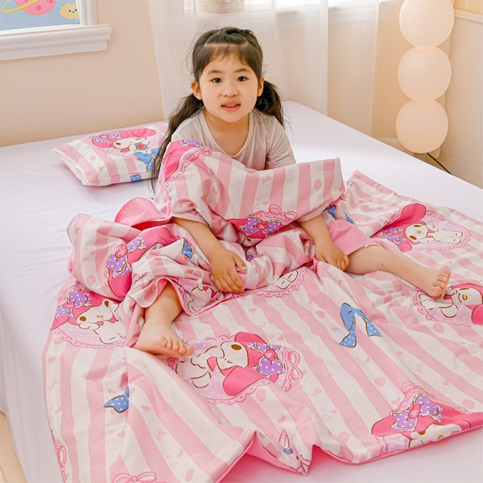 91家纺网 家纺一手货源 找家纺 名兮家居 2025新款正版授权全棉儿童护肚防踢盖毯 防踢被-竖条美乐蒂