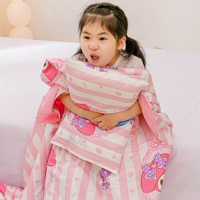 91家纺网 家纺一手货源 找家纺 名兮家居 2025新款正版授权全棉儿童护肚防踢盖毯 防踢被-竖条美乐蒂