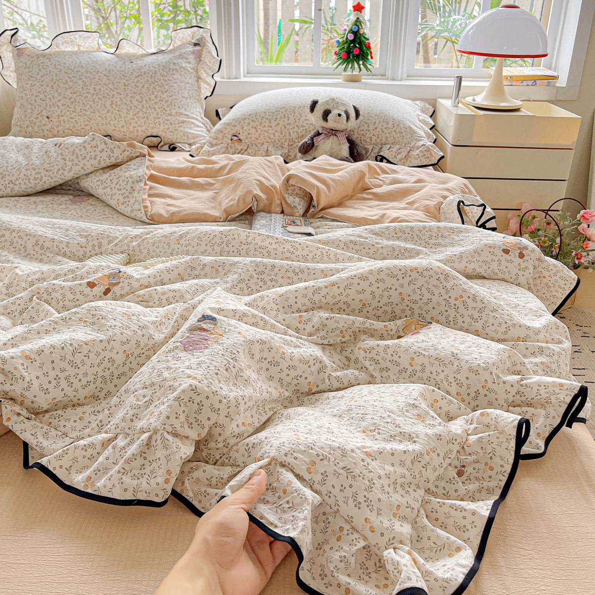 91家纺网 家纺一手货源 找家纺 暖芯优选 2025（优选）新款皱皱双层纱荷叶大花边夏被空调被夏凉被三件套 春日初见