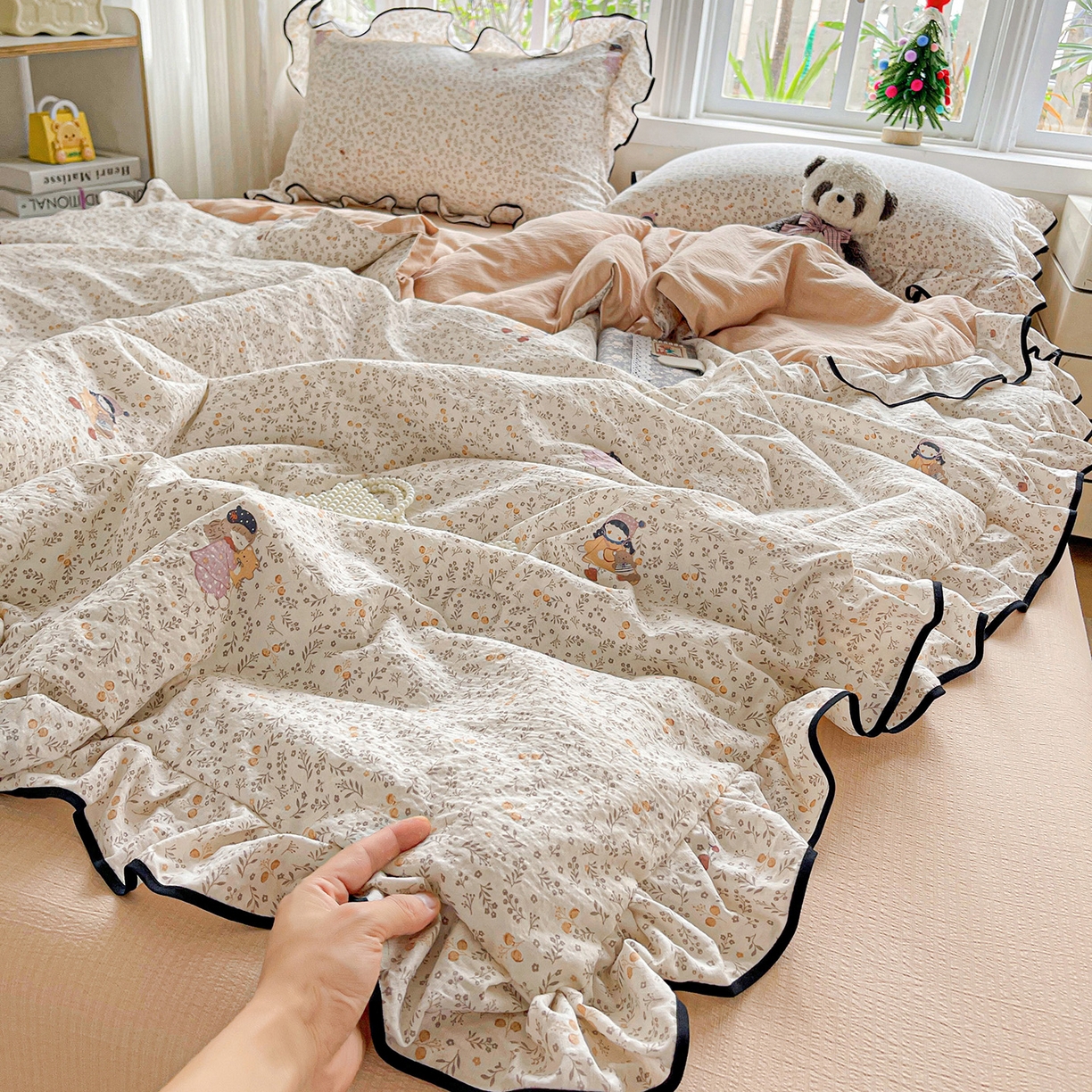 91家纺网 家纺一手货源 找家纺 暖芯优选 2025（优选）新款皱皱双层纱荷叶大花边夏被空调被夏凉被三件套 春日初见