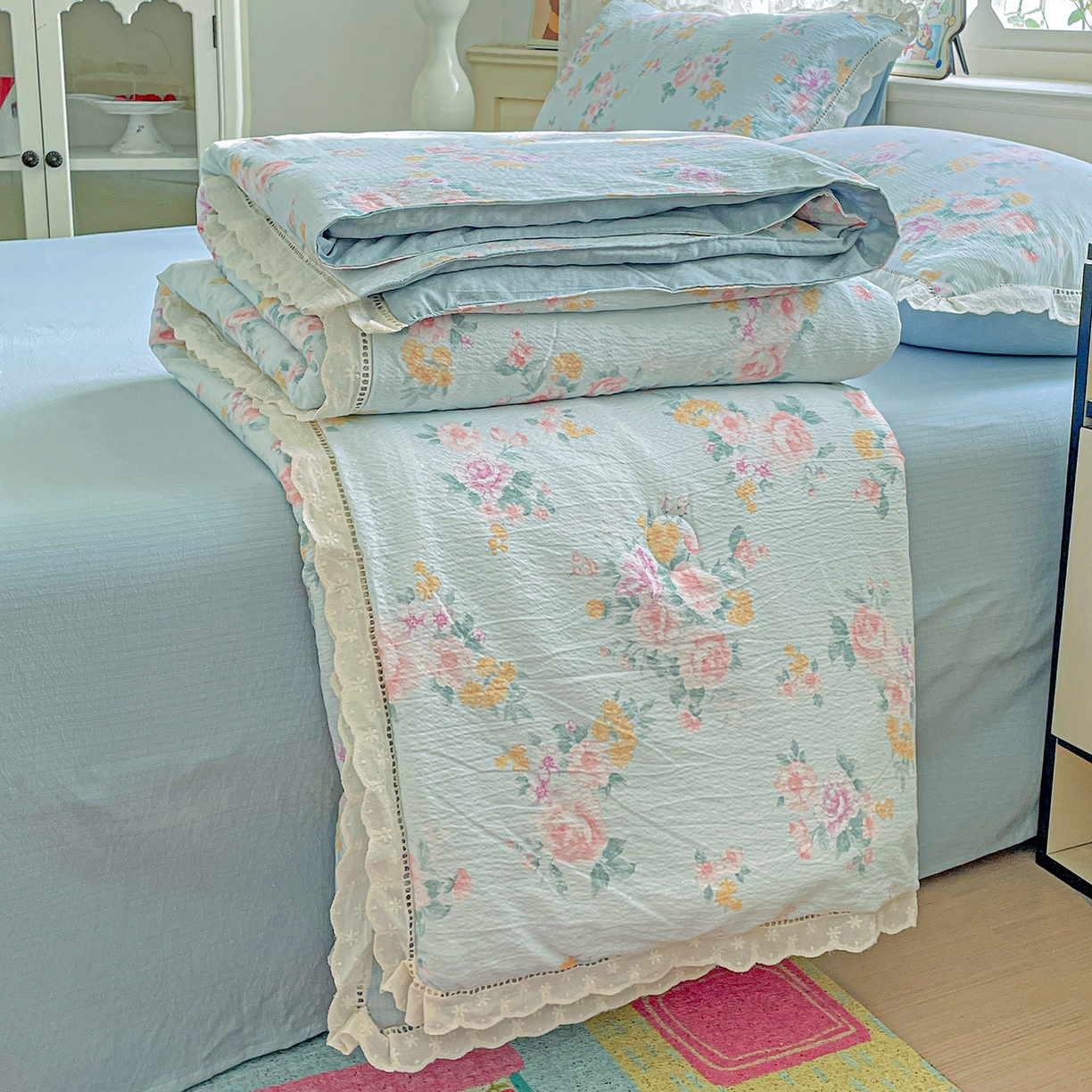 91家纺网 家纺一手货源 找家纺 暖芯优选 2025新款皱皱双层纱全棉花边夏被夏凉被空调被三件套 春天里