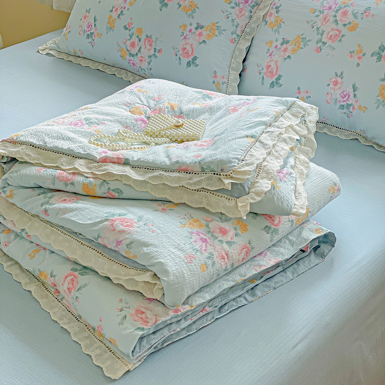 91家纺网 家纺一手货源 找家纺 暖芯优选 2025新款皱皱双层纱全棉花边夏被夏凉被空调被三件套 春天里