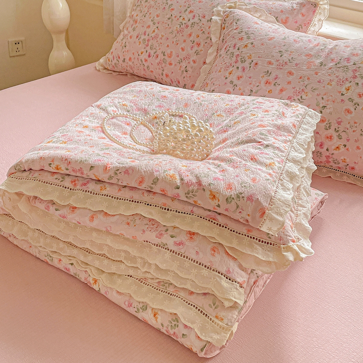 91家纺网 家纺一手货源 找家纺 暖芯优选 2025新款皱皱双层纱全棉花边夏被夏凉被空调被三件套 粉妆