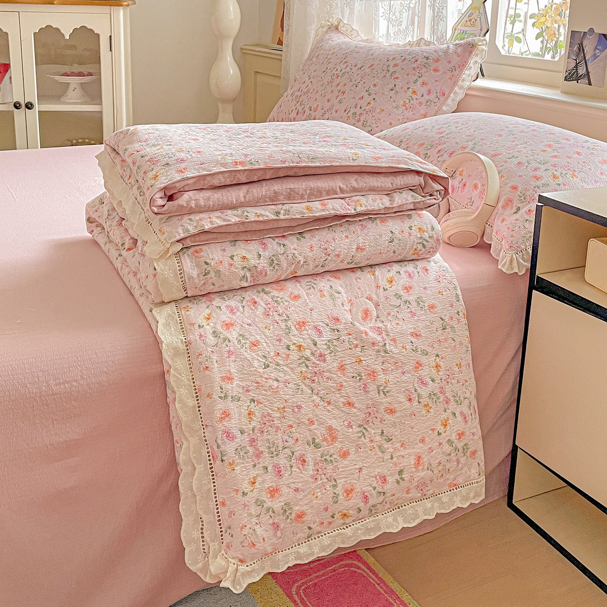 91家纺网 家纺一手货源 找家纺 暖芯优选 2025新款皱皱双层纱全棉花边夏被夏凉被空调被三件套 粉妆