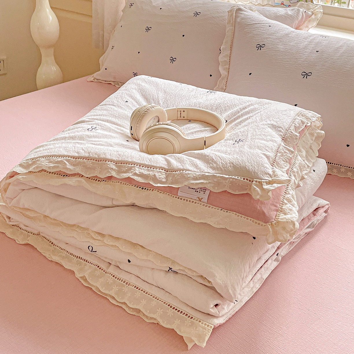 91家纺网 家纺一手货源 找家纺 暖芯优选 2025新款皱皱双层纱全棉花边夏被夏凉被空调被三件套 蝴蝶结