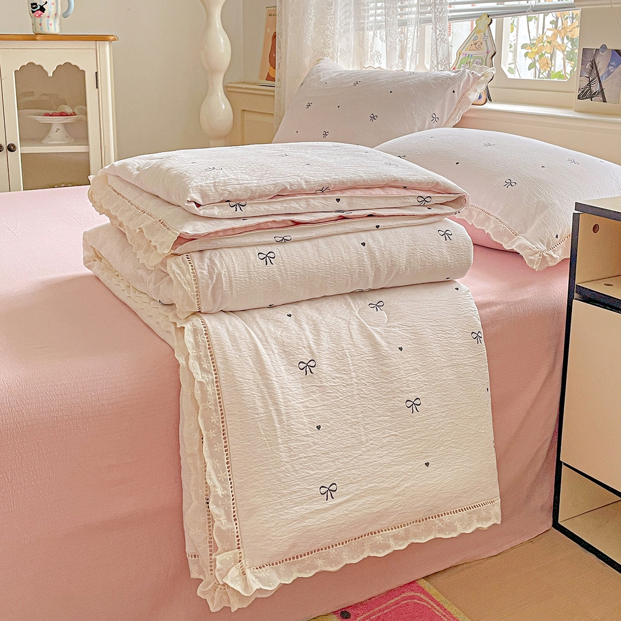 91家纺网 家纺一手货源 找家纺 暖芯优选 2025新款皱皱双层纱全棉花边夏被夏凉被空调被三件套 蝴蝶结