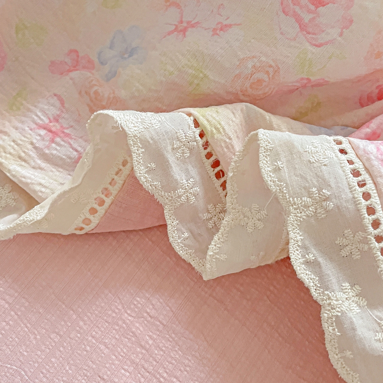 91家纺网 家纺一手货源 找家纺 暖芯优选 2025新款皱皱双层纱全棉花边夏被夏凉被空调被三件套 花涧