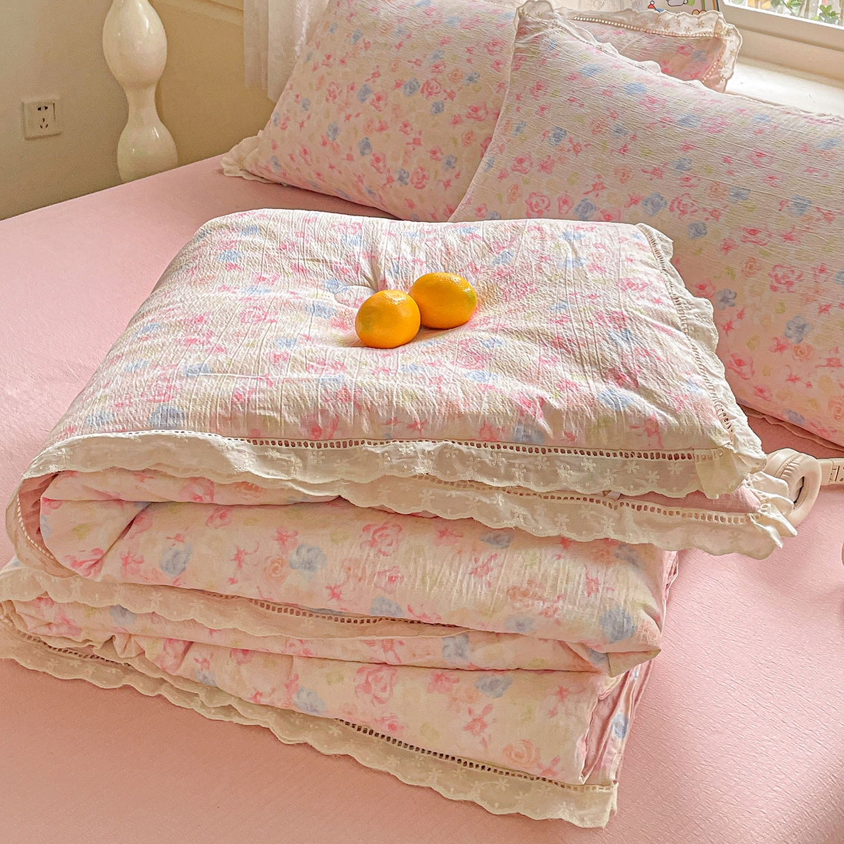 91家纺网 家纺一手货源 找家纺 暖芯优选 2025新款皱皱双层纱全棉花边夏被夏凉被空调被三件套 花涧