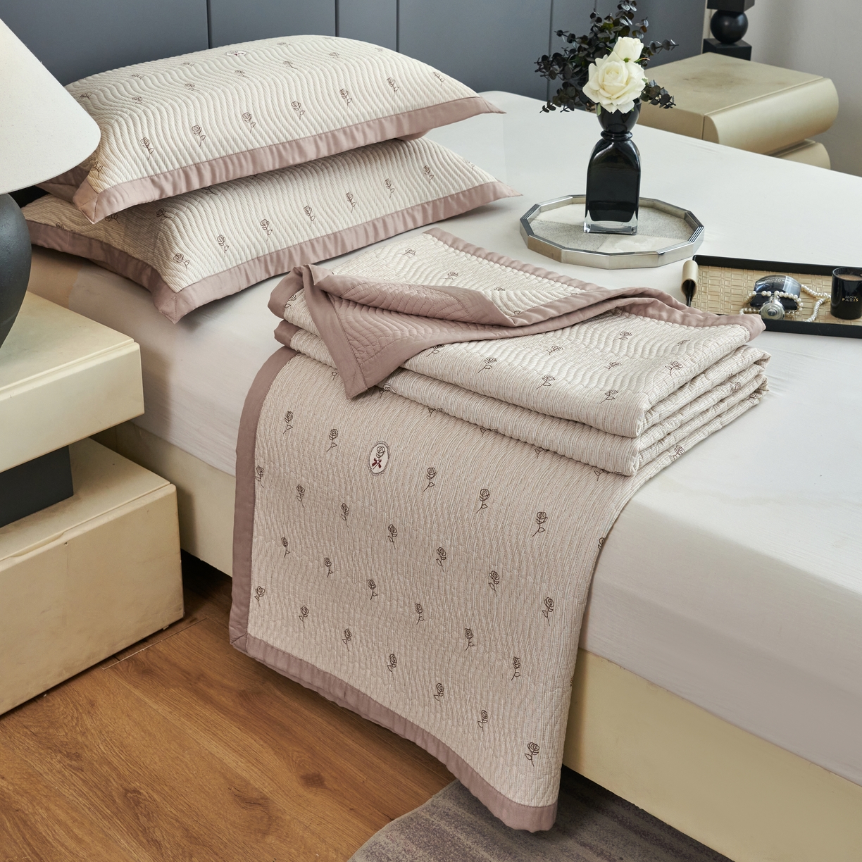 91家纺网 家纺一手货源 找家纺 莎果 2025春夏莫代尔印花高温砂洗床盖三件套四件套 丝绒玫瑰