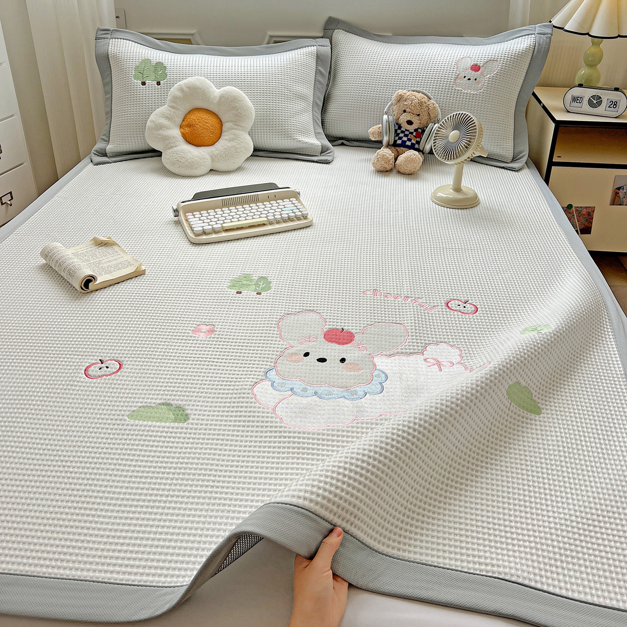 91家纺网 家纺一手货源 找家纺 （总）慕尚家纺 2025新款冰豆豆带有乙纶刺绣凉席席子床席款