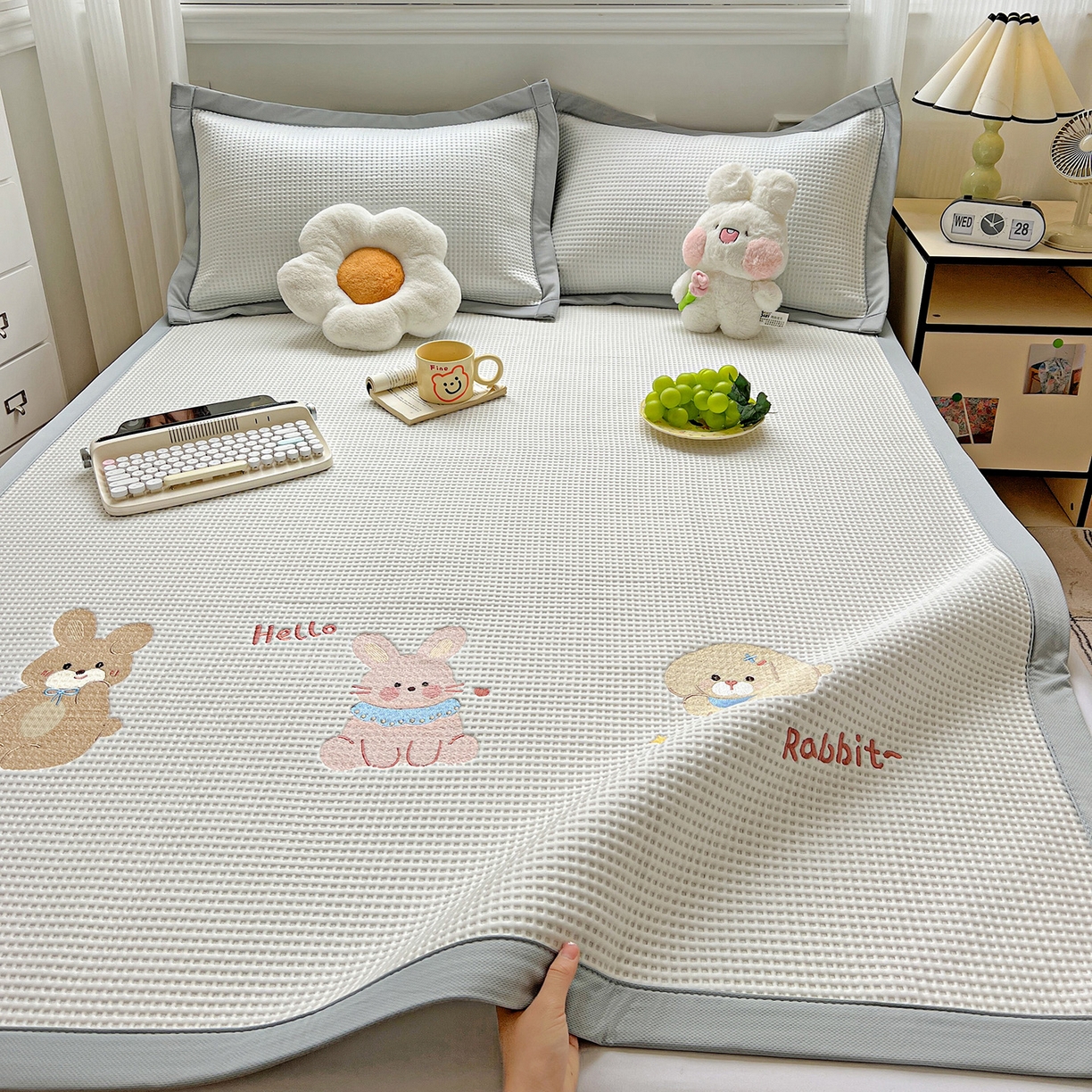 91家纺网 家纺一手货源 找家纺 （总）慕尚家纺 2025新款冰豆豆带有乙纶刺绣凉席席子床席款