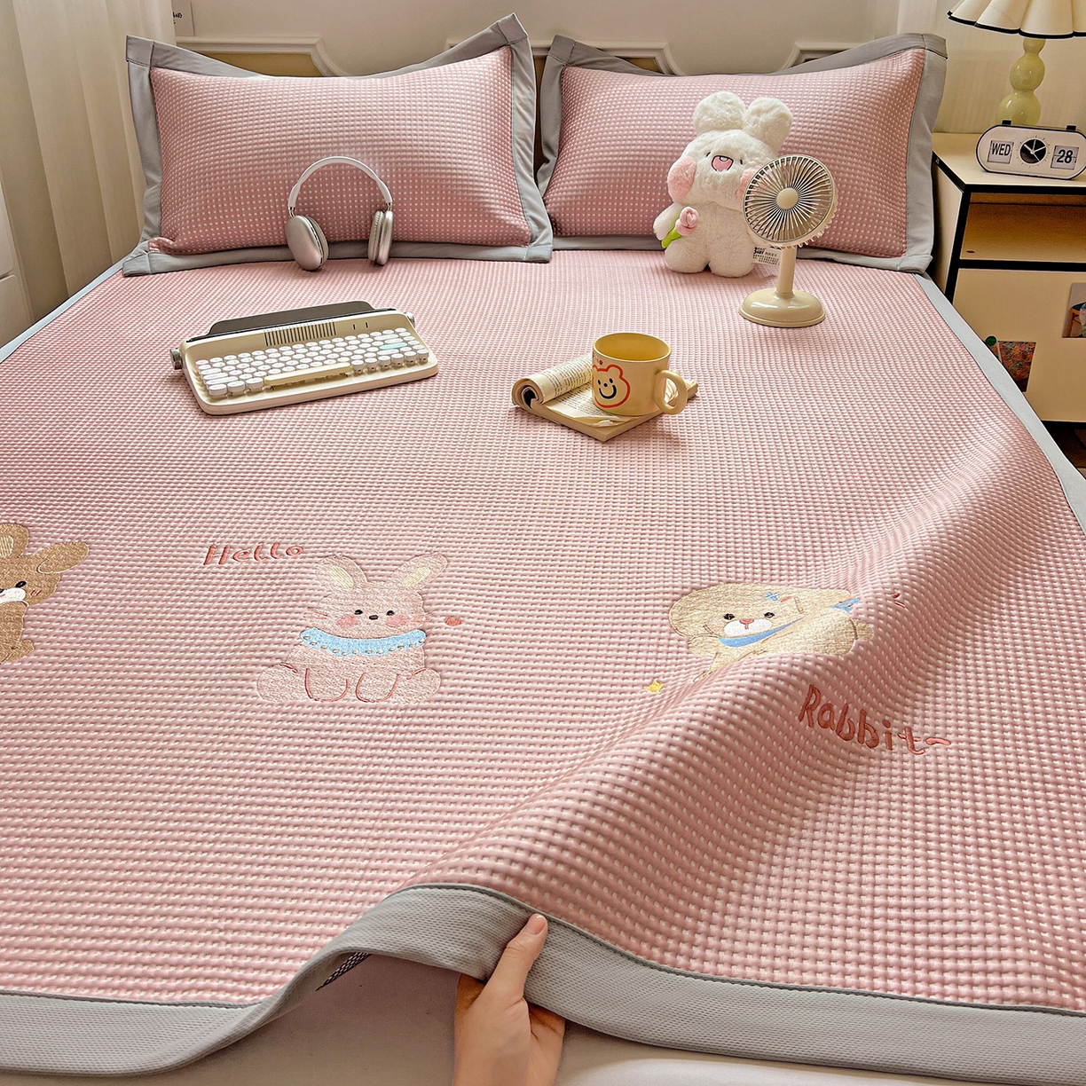 91家纺网 家纺一手货源 找家纺 （总）慕尚家纺 2025新款冰豆豆带有乙纶刺绣凉席席子床席款