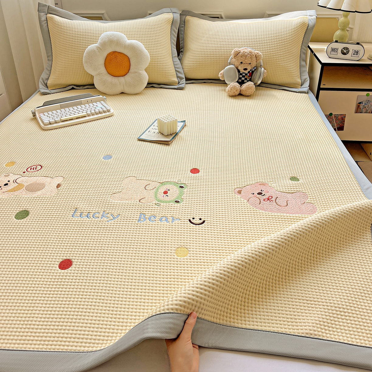 91家纺网 家纺一手货源 找家纺 （总）慕尚家纺 2025新款冰豆豆带有乙纶刺绣凉席席子床席款