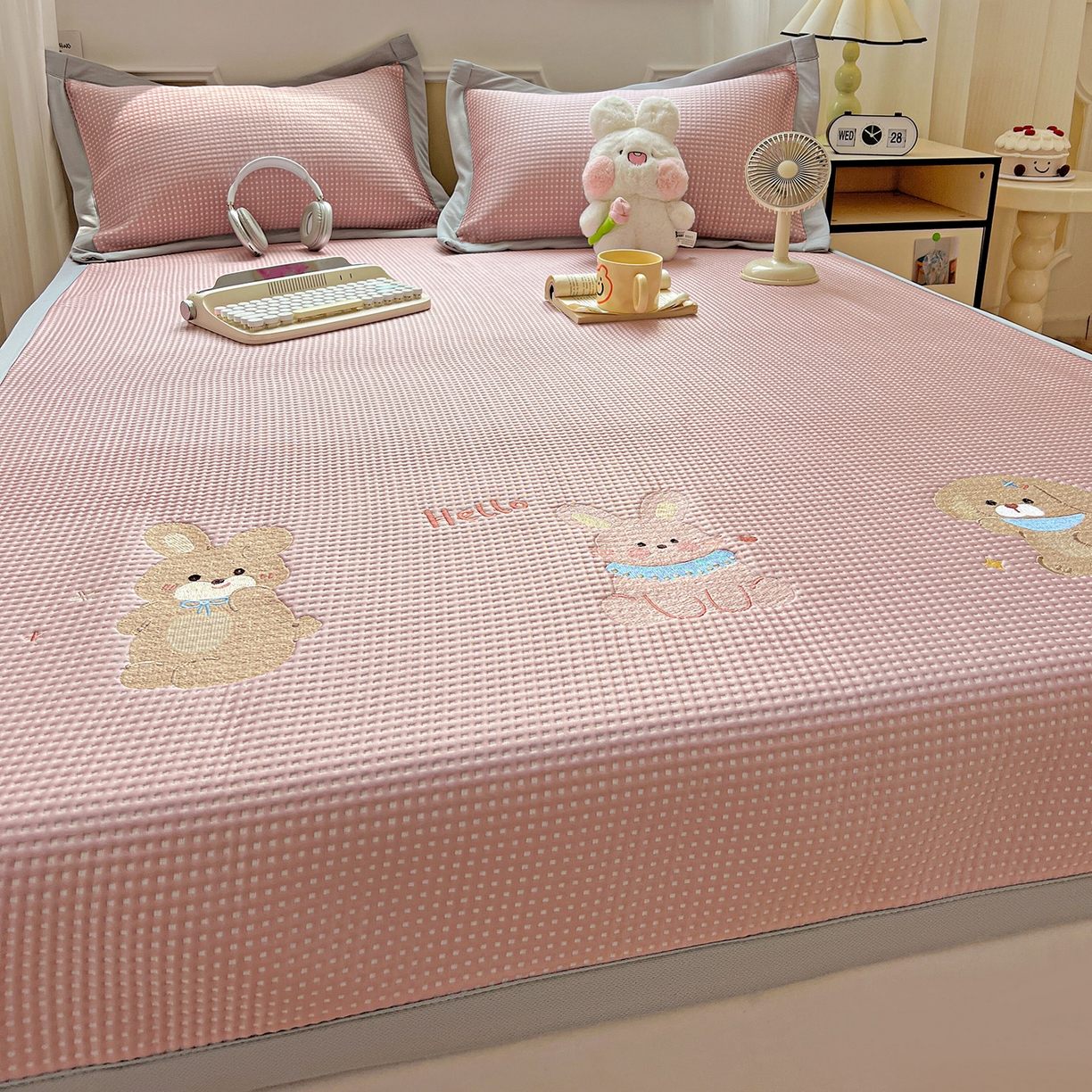 91家纺网 家纺一手货源 找家纺 慕尚家纺 2025新款冰豆豆带有乙纶刺绣凉席席子床席款 太棒了的兔-粉 床席款