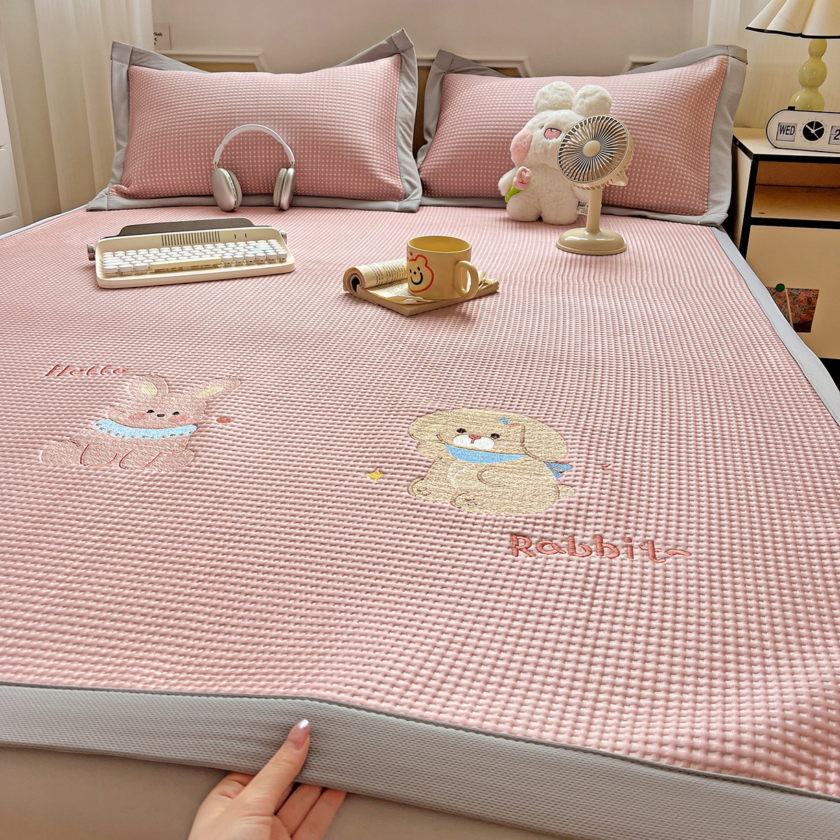 91家纺网 家纺一手货源 找家纺 慕尚家纺 2025新款冰豆豆带有乙纶刺绣凉席席子床席款 太棒了的兔-粉 床席款