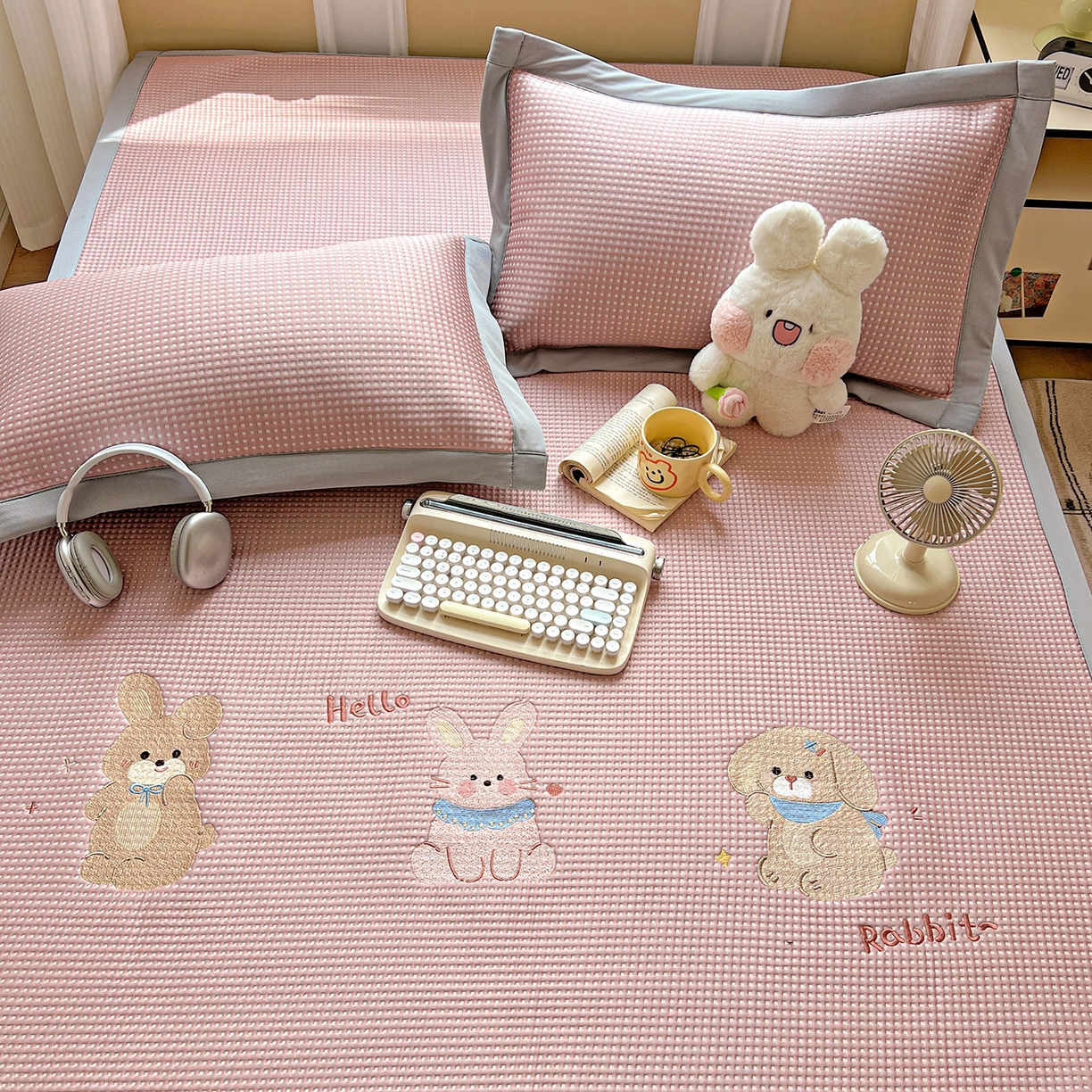 91家纺网 家纺一手货源 找家纺 慕尚家纺 2025新款冰豆豆带有乙纶刺绣凉席席子床席款 太棒了的兔-粉 床席款