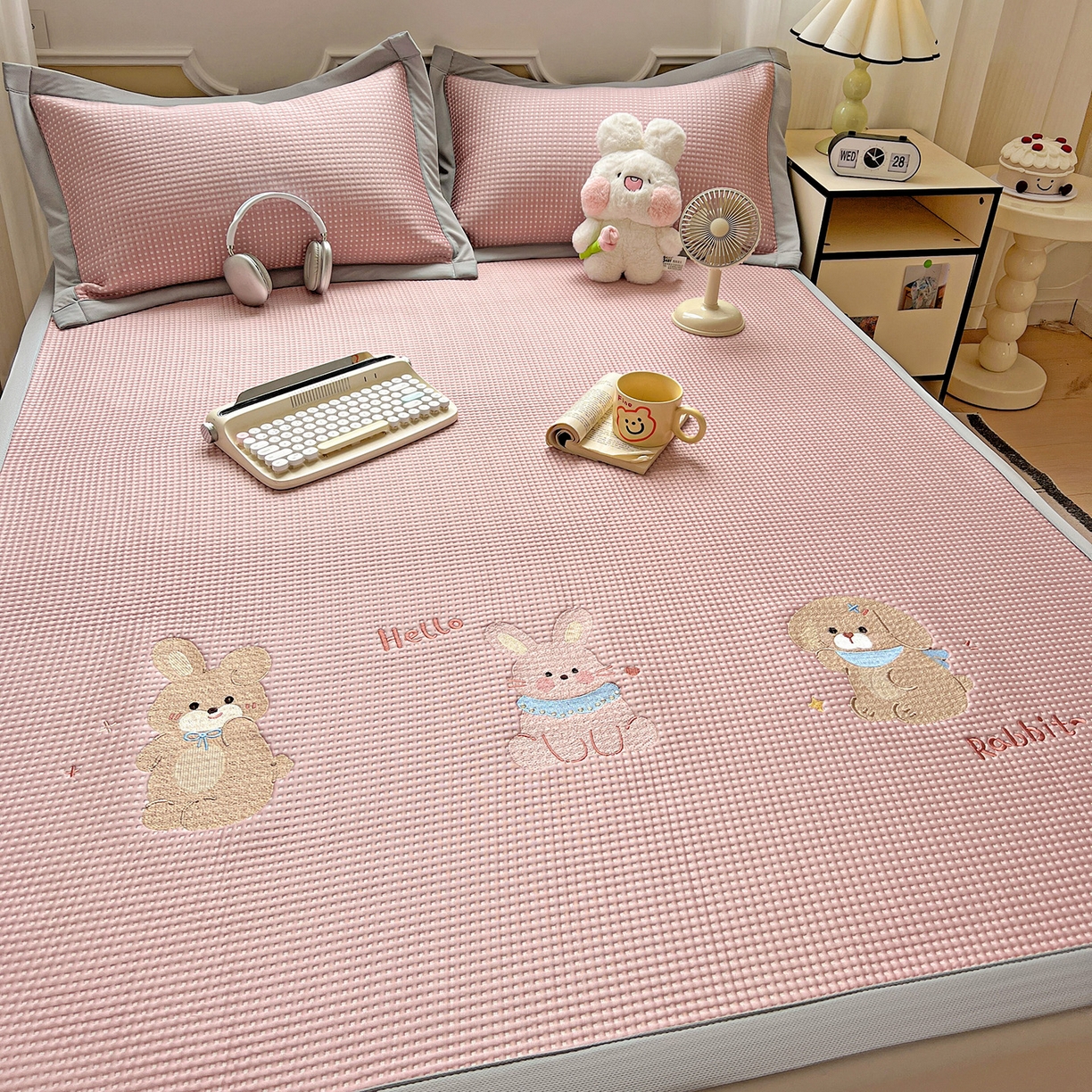 91家纺网 家纺一手货源 找家纺 慕尚家纺 2025新款冰豆豆带有乙纶刺绣凉席席子床席款 太棒了的兔-粉 床席款