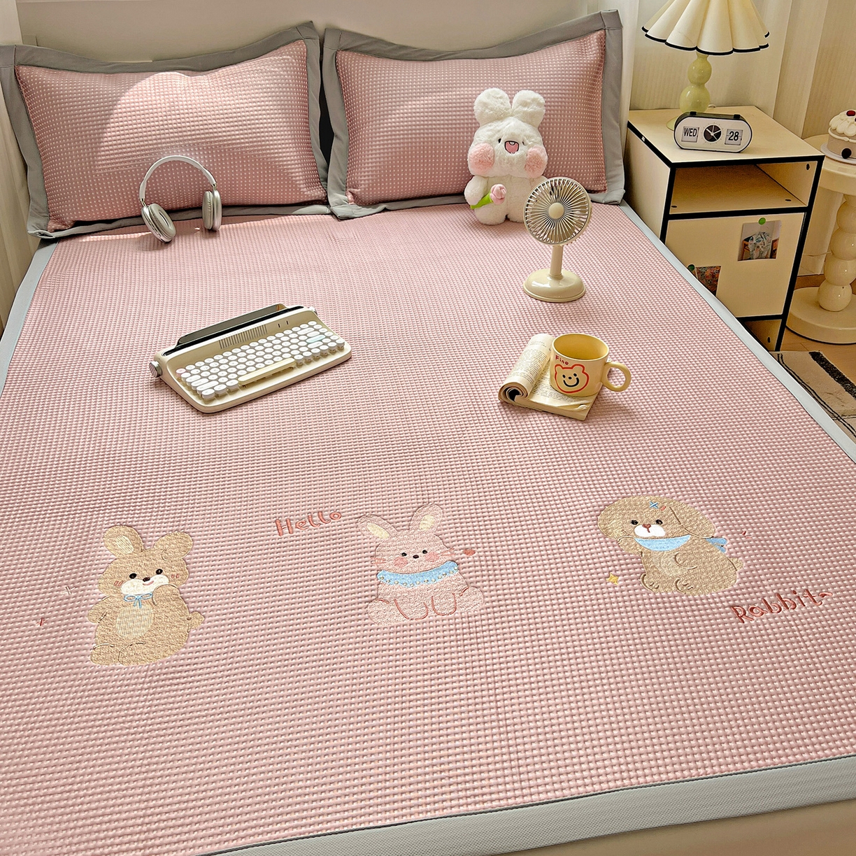 91家纺网 家纺一手货源 找家纺 慕尚家纺 2025新款冰豆豆带有乙纶刺绣凉席席子床席款 太棒了的兔-粉 床席款