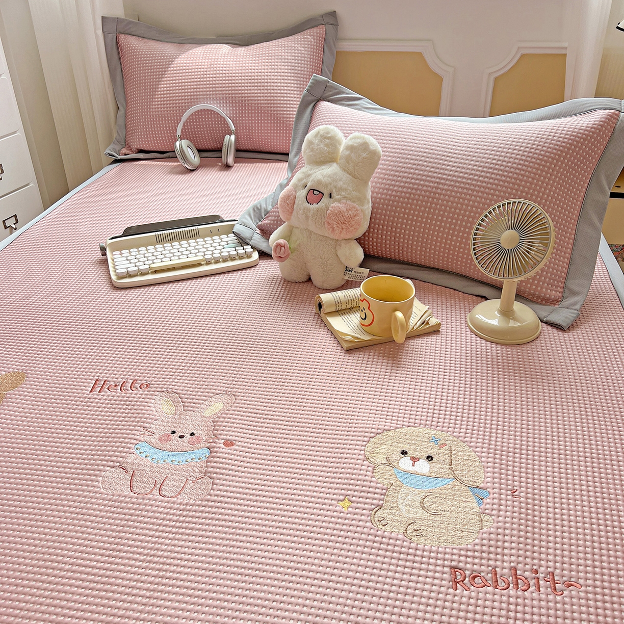 91家纺网 家纺一手货源 找家纺 慕尚家纺 2025新款冰豆豆带有乙纶刺绣凉席席子床席款 太棒了的兔-粉 床席款