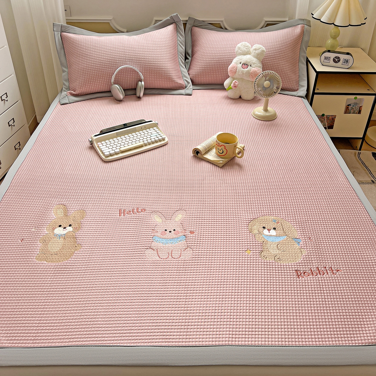 91家纺网 家纺一手货源 找家纺 慕尚家纺 2025新款冰豆豆带有乙纶刺绣凉席席子床席款 太棒了的兔-粉 床席款